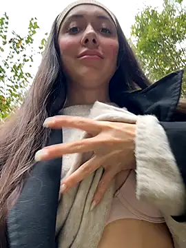 emiliasommer online show from October 17, 2025, 12:52 pm