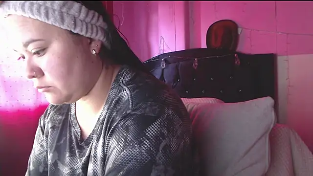 NikkiRous  online show from April 7, 2026, 1:00 pm