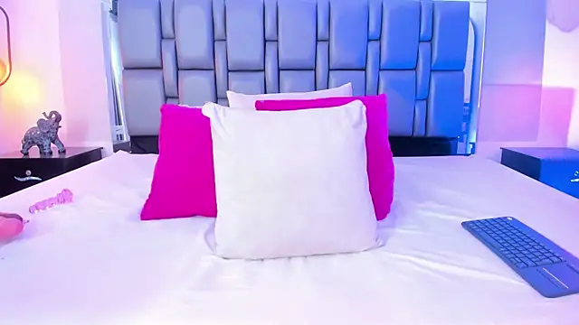 Emily Gil1 online show from March 21, 2025, 1:34 pm