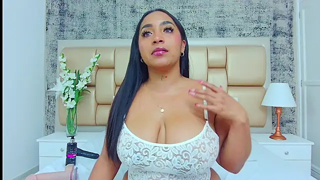 KateVenegas online show from February 8, 2025, 11:45 pm