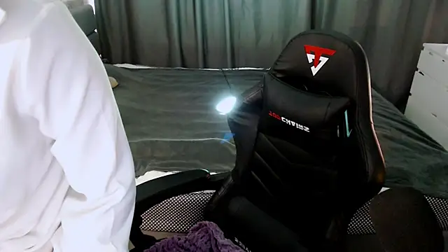 KiraYammy online show from March 16, 2025, 2:55 pm