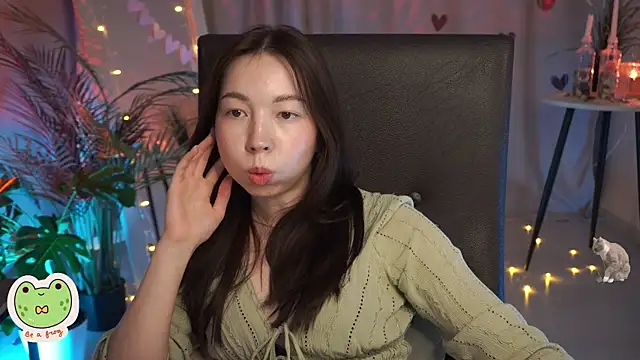 Snapshot of Sarah_Son chatting on February 18, 2025, 8:38 am Sarah Son online show from February 18, 2025, 8:38 am