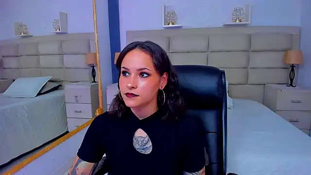 AnnyThompson  online show from November 7, 2025, 8:53 pm