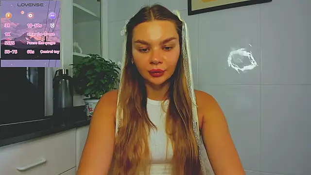 Snapshot of Molly_sweetie chatting on June 23, 2026, 6:44 am Molly sweetie online show from June 23, 2026, 6:44 am