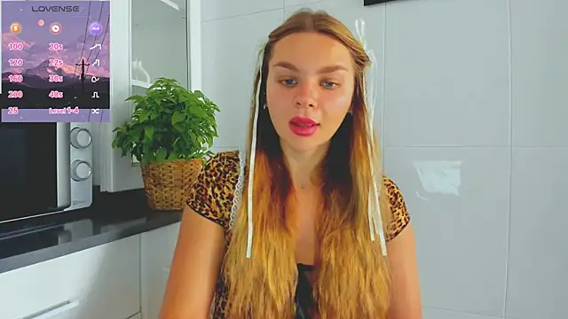 Snapshot of Molly_sweetie chatting on June 26, 2026, 6:40 am Molly sweetie online show from June 26, 2026, 6:40 am