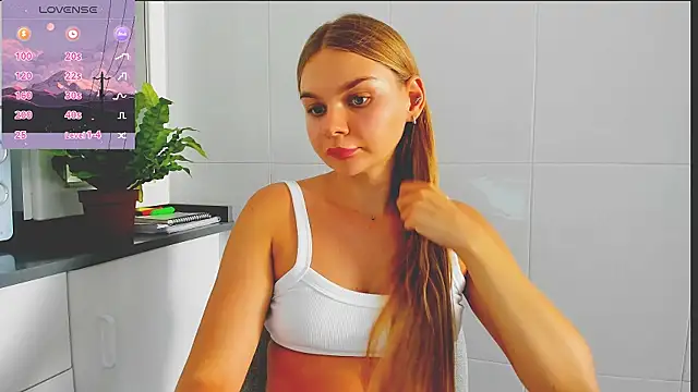 Snapshot of Molly_sweetie chatting on July 14, 2026, 1:50 pm Molly sweetie online show from July 14, 2026, 1:50 pm