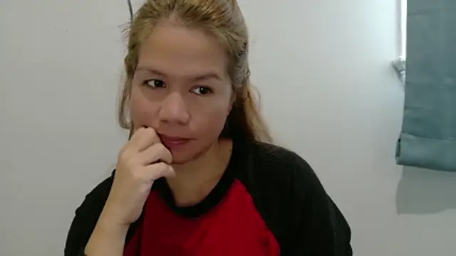 Snapshot of XLennaMX chatting on February 2, 2026, 3:22 pm XLennaMX online show from February 2, 2026, 3:22 pm