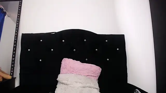 sweet skylove  online show from April 10, 2026, 9:52 pm