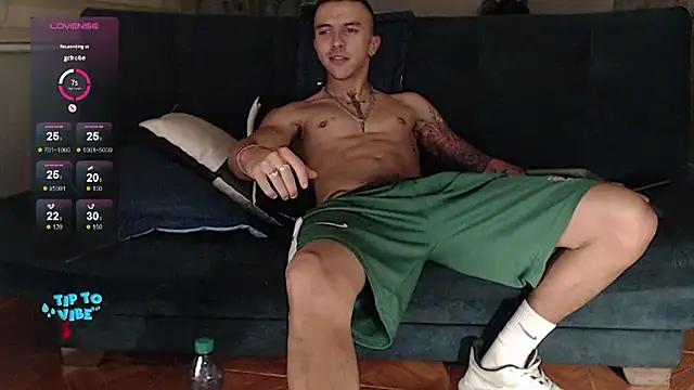 Snapshot of rogert_xx chatting on January 21, 2025, 4:21 am rogert xx online show from January 21, 2025, 4:21 am