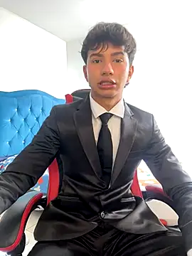 Leonarrrd 01 online show from November 5, 2025, 5:02 pm