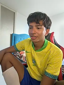 Leonarrrd 01 online show from December 3, 2025, 4:49 pm