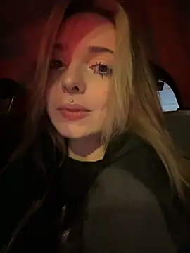 LoraaDoll online show from November 22, 2025, 2:16 pm