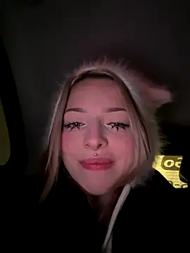 LoraaDoll online show from December 16, 2025, 2:55 pm