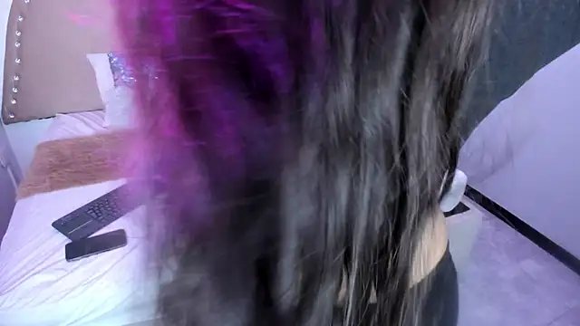 Miia Thompsonn online show from April 9, 2026, 3:50 am