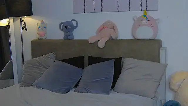 CassKiera online show from November 6, 2025, 6:03 am