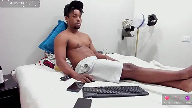 AlejoKhalifa  online show from September 23, 2025, 10:13 pm