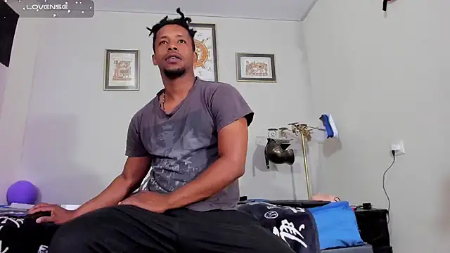 AlejoKhalifa  online show from November 4, 2025, 10:14 am