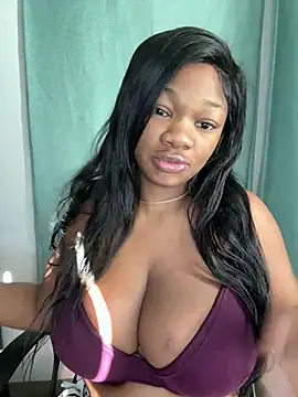 Snapshot of CharismaaBanx chatting on January 5, 2025, 8:52 pm CharismaaBanx online show from January 5, 2025, 8:52 pm