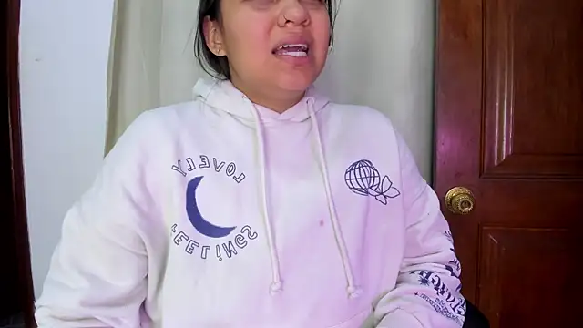 Snapshot of Abril_Gomez06 chatting on October 31, 2025, 11:06 pm Abril Gomez06 online show from October 31, 2025, 11:06 pm