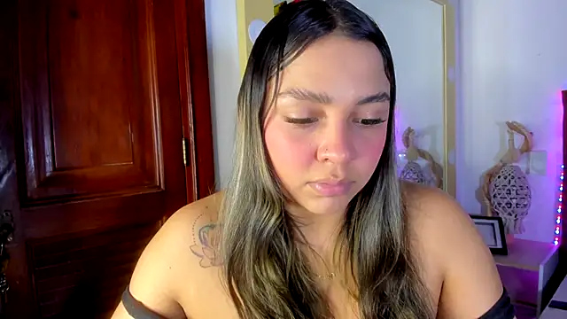 Snapshot of Abril_Gomez06 chatting on December 15, 2025, 10:03 pm Abril Gomez06 online show from December 15, 2025, 10:03 pm