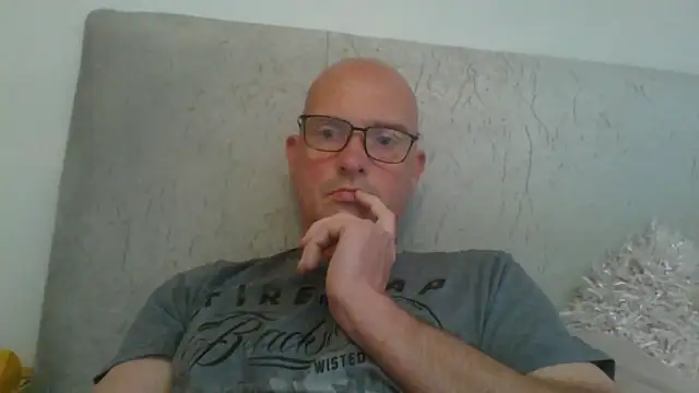 Snapshot of mrtickle0025 chatting on April 22, 2026, 7:33 am mrtickle0025 online show from April 22, 2026, 7:33 am
