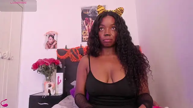 Reina Love2 online show from October 12, 2025, 3:11 pm