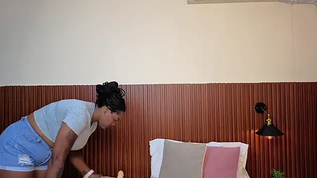 chanel brunette online show from February 9, 2026, 12:09 pm