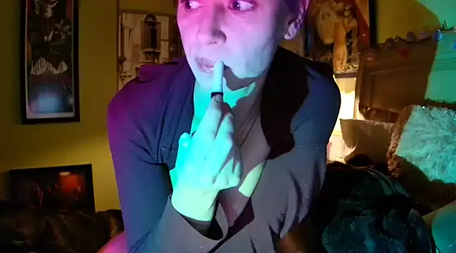 Snapshot of GardenGirl00 chatting on March 11, 2025, 4:21 am GardenGirl00 online show from March 11, 2025, 4:21 am