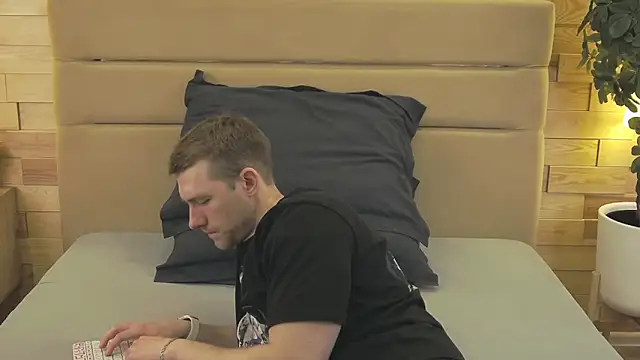 EthanPinkman online show from April 19, 2026, 4:01 am