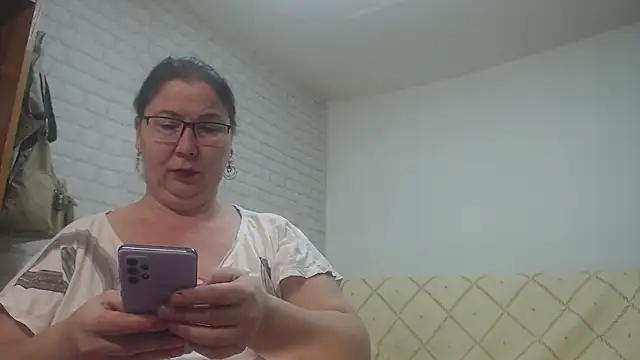 Snapshot of EmmaSquirt chatting on February 13, 2025, 7:56 am EmmaSquirt online show from February 13, 2025, 7:56 am