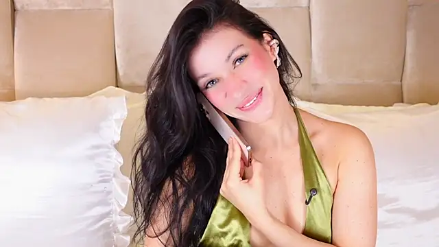 Snapshot of KiraKayleigh1 chatting on November 4, 2025, 2:43 am KiraKayleigh1 online show from November 4, 2025, 2:43 am