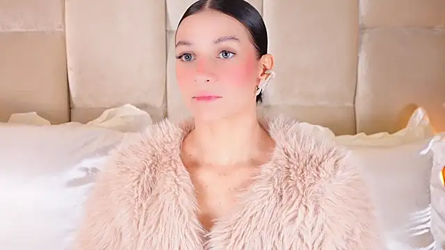 Snapshot of KiraKayleigh1 chatting on November 10, 2025, 4:00 am KiraKayleigh1 online show from November 10, 2025, 4:00 am