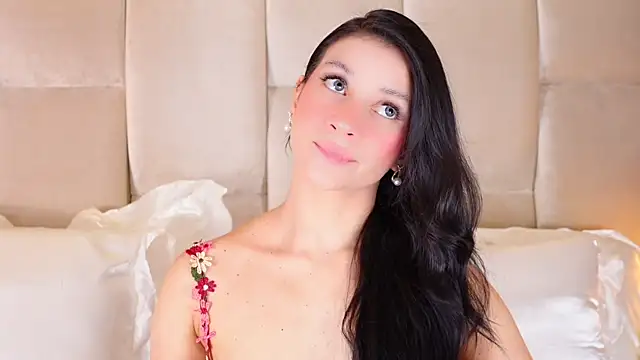 Snapshot of KiraKayleigh1 chatting on November 24, 2025, 12:43 am KiraKayleigh1 online show from November 24, 2025, 12:43 am