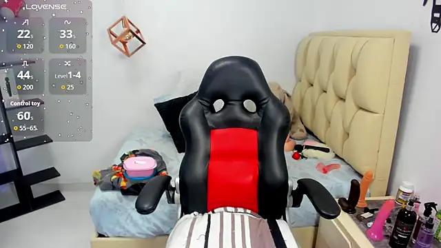 CATIAJONES online show from February 18, 2026, 6:59 pm