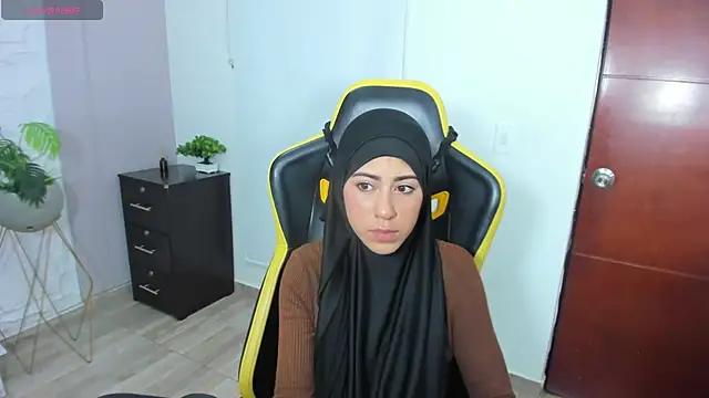 Snapshot of chaymae_nah_ chatting on March 19, 2025, 7:27 pm chaymae nah  online show from March 19, 2025, 7:27 pm