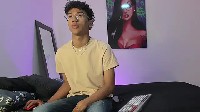 harrytwink18 online show from February 18, 2025, 1:22 pm