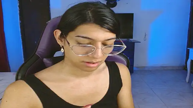 engielphoenis14 online show from December 17, 2025, 6:52 am