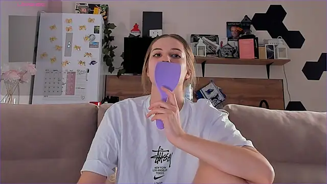 Girl alone home online show from November 21, 2025, 3:54 pm