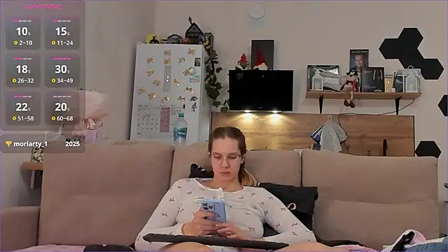 Snapshot of Girl_alone_home chatting on March 8, 2026, 2:04 am Girl alone home online show from March 8, 2026, 2:04 am