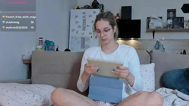 Snapshot of Girl_alone_home chatting on June 5, 2026, 6:52 am Girl alone home online show from June 5, 2026, 6:52 am