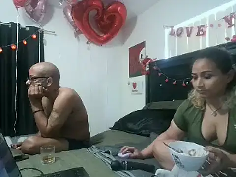 Snapshot of MrAndMrsCrook chatting on February 17, 2025, 7:53 pm MrAndMrsCrook online show from February 17, 2025, 7:53 pm