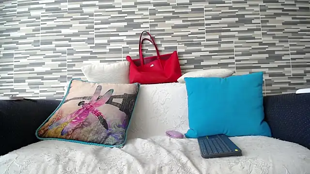 VioletaGomezCo online show from October 18, 2025, 1:45 pm