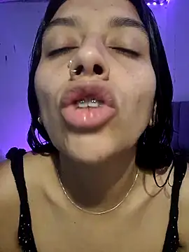 Snapshot of BrittanyDiaz chatting on February 19, 2025, 6:32 pm BrittanyDiaz online show from February 19, 2025, 6:32 pm