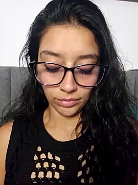 BrittanyDiaz online show from November 4, 2025, 7:35 pm