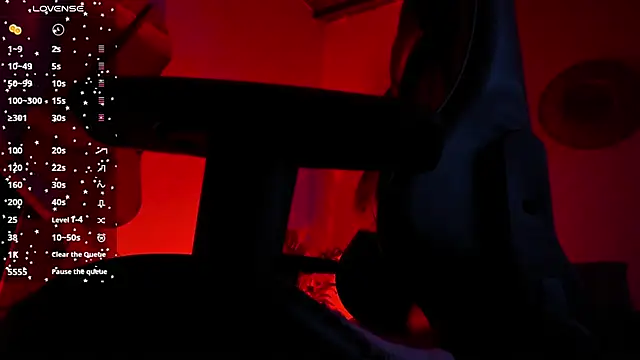 laura-hills18 online show from February 9, 2026, 12:31 pm