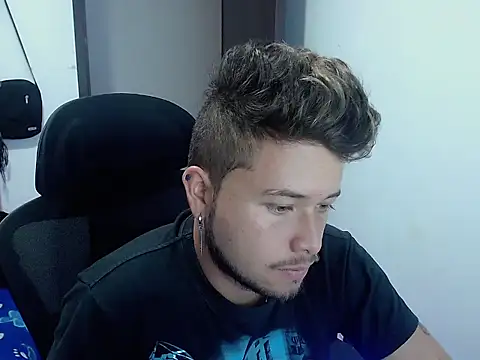 Snapshot of JOHANLEON1 chatting on September 26, 2025, 2:43 pm JOHANLEON1 online show from September 26, 2025, 2:43 pm