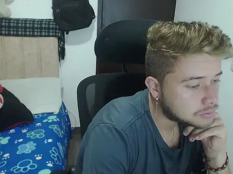 Snapshot of JOHANLEON1 chatting on October 21, 2025, 5:35 pm JOHANLEON1 online show from October 21, 2025, 5:35 pm