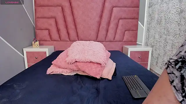 Derek and Skarlet online show from February 9, 2025, 1:56 pm