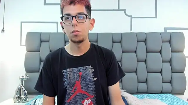 Derek and Skarlet online show from September 16, 2025, 3:02 pm