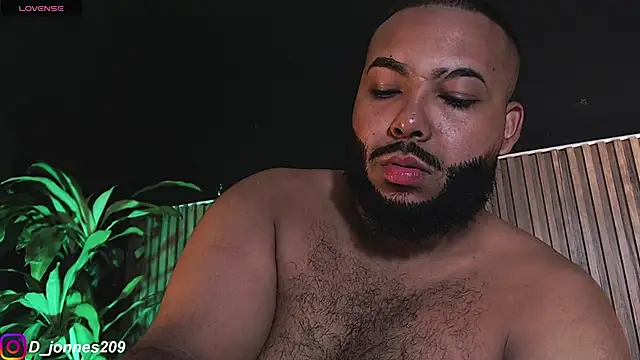 Snapshot of DilanJonnes_ chatting on October 12, 2025, 11:15 pm DilanJonnes online show from October 12, 2025, 11:15 pm